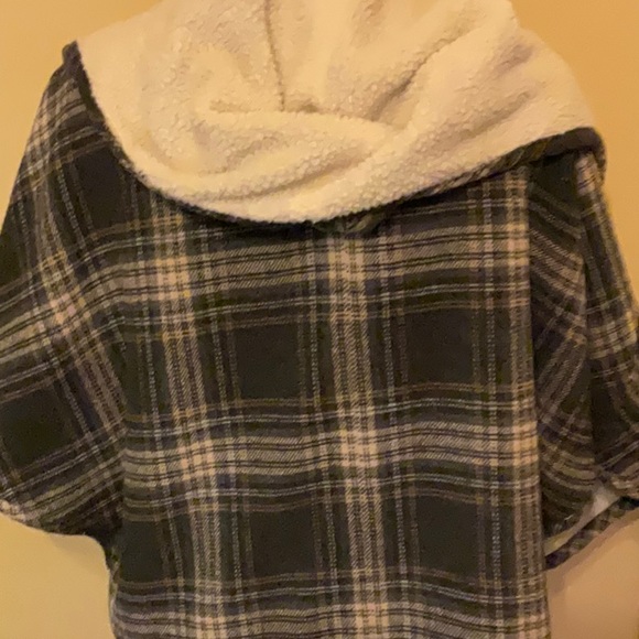 Sundance Cropped Hooded Poncho. - Picture 7 of 10